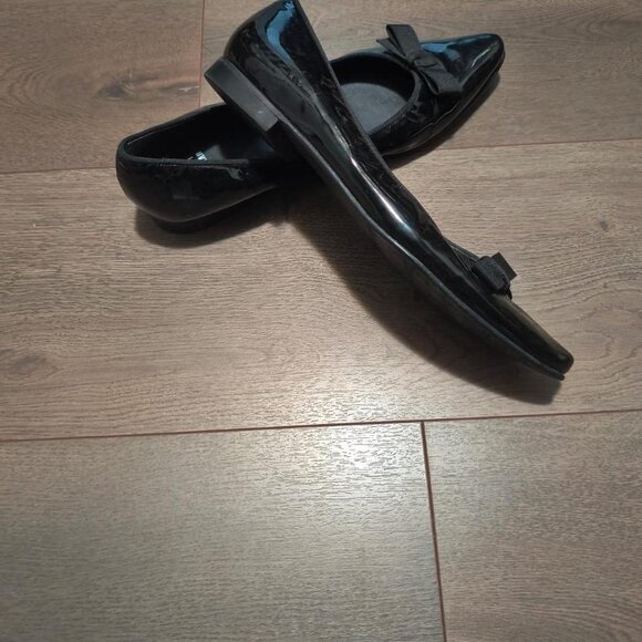 Stuart Weitzman black patent leather bow flats - Picture 2 of 5